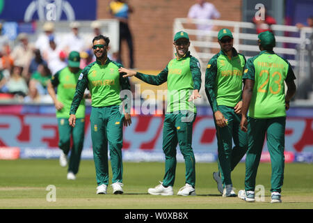 CHESTER LE STREET, in Inghilterra il 28 giugno 2019. JP Duminy celebra con i suoi compagni di squadra dopo il bowling dello Sri Lanka di Dhananjaya de Silva durante l'ICC Cricket World Cup 2019 match tra lo Sri Lanka e il Sud Africa a Emirates Riverside, Chester le street venerdì 28 giugno 2019. (Credit: Mark Fletcher | Credit: MI News & Sport /Alamy Live News Foto Stock