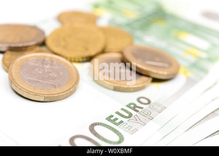 Close-up pila di banconote e monete in euro. 500 banconote in euro. Valuta Europea banconote denaro isolato su sfondo bianco. Vista prospettica closeup. Foto Stock