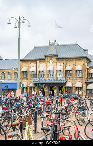 Le biciclette parcheggiate per pendolari presso la stazione ferroviaria di Göteborg, Svezia Foto Stock