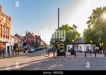 Il centro del villaggio di Woolton Liverpool su una serata estati wit ex convenienza pubblico trasformato in uffici. Foto Stock