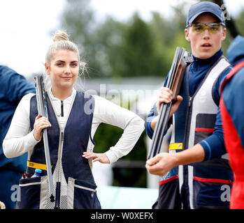 Amber Hill e Ben Llewellin dopo la rifinitura quarta nel team misti Skeet, durante il giorno 8 dell'European Games 2019 a Minsk. Foto Stock