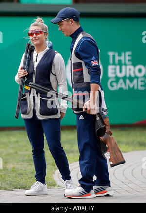 Amber Hill e Ben Llewellin dopo la rifinitura quarta nel team misti Skeet, durante il giorno 8 dell'European Games 2019 a Minsk. Foto Stock