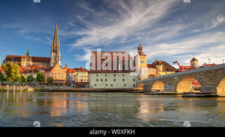 Regensburg, Germania. Immagine panoramica del paesaggio urbano di Ratisbona, in Germania, durante la soleggiata giornata estiva. Foto Stock