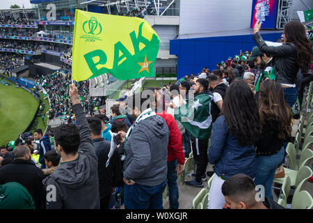 26 Giugno 2019 - Pakistan sostenitori appassionatamente a sostenere la loro squadra contro la Nuova Zelanda a Edgebaston, Birmingham durante il 2019 ICC World Cup Foto Stock