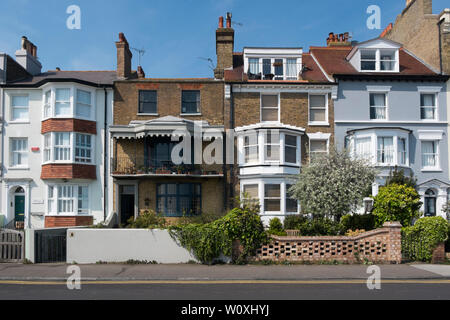 Case in stile vittoriano su Nelson Crescent affacciato sul Porto di Ramsgate Kent, Regno Unito. Foto Stock