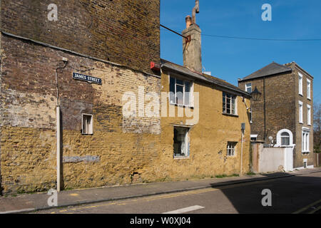 Casa vittoriana nel bisogno di restauro di James Street, Ramsgate Kent, Regno Unito. Foto Stock