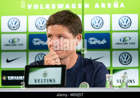 28 giugno 2019, Bassa Sassonia, Wolfsburg: Oliver Glasner, il nuovo allenatore del VfL Wolfsburg, Bundesliga tedesca di calcio, guarda nel round durante la sua presentazione. Foto: Peter Steffen/dpa - NOTA IMPORTANTE: In conformità con i requisiti del DFL Deutsche Fußball Liga o la DFB Deutscher Fußball-Bund, è vietato utilizzare o hanno utilizzato fotografie scattate allo stadio e/o la partita in forma di sequenza di immagini e/o video-come sequenze di foto. Foto Stock