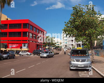 Queen e Chiesa strade, Hamilton, Bermuda. L'edificio rosso è la costruzione di Boyle. A destra della foto è il city hall complex. Foto Stock