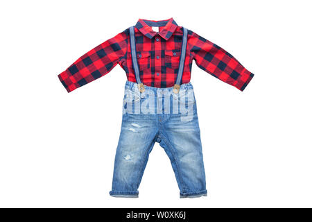 Moda jeans blu con le bretelle e o bretelle di ragazzo e rosso a scacchi camicia con un manicotto lungo. Isolato. I bambini vestiti. Foto Stock