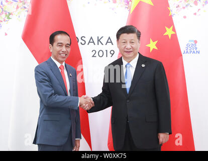(190628) -- OSAKA, 28 giugno 2019 (Xinhua) -- Il presidente cinese Xi Jinping (R) si riunisce con il suo omologo indonesiano Joko Widodo di Osaka in Giappone, 28 giugno 2019. (Xinhua/Pang Xinglei) Foto Stock