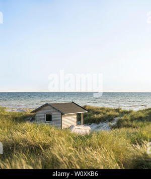 Capanna di spiaggia e dune di sabbia in spiaggia con il mare in background a Skanor, Skane, Svezia e Scandinavia Foto Stock