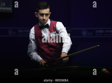 Wuxi, cinese della provincia di Jiangsu. Il 28 giugno, 2019. Luis Vetter della Svizzera compete durante il confronto di gruppo tra Alexander Ursenbacher/Luis Vetter della Svizzera e Steve Mifsud/Ryan Thomerson di Australia al 2019 Snooker di Coppa del Mondo a Wuxi, Cina orientale della provincia di Jiangsu, 28 giugno 2019. Credito: Ji Chunpeng/Xinhua/Alamy Live News Foto Stock