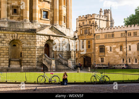 Una vista di Radcliffe Square compresa la fotocamera e Brasenose College su una bella sera d'estate nella famosa città universitaria di Oxford. Foto Stock
