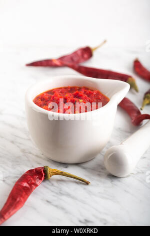 Magrebino tradizionale hot chili pepper pasta salsa Harissa. La Tunisia e cucina araba adjika Foto Stock