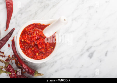 Magrebino tradizionale hot chili pepper pasta salsa Harissa. La Tunisia e cucina araba adjika Foto Stock