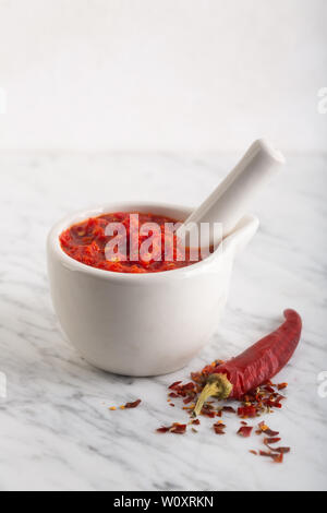 Magrebino tradizionale hot chili pepper pasta salsa Harissa. La Tunisia e cucina araba adjika Foto Stock