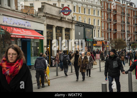 Ingresso alla stazione della metropolitana di South Kensington a Thurloe St, Londra, Inghilterra Foto Stock