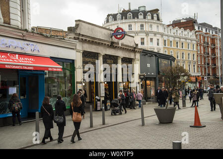 Ingresso alla stazione della metropolitana di South Kensington a Thurloe St, Londra, Inghilterra Foto Stock