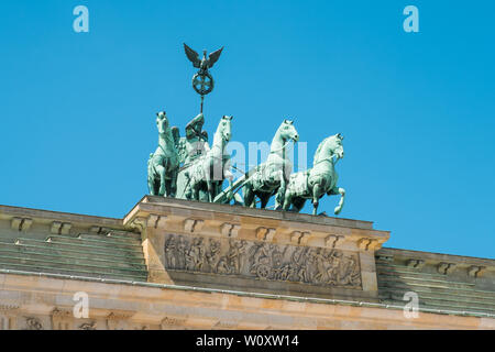 Parte superiore della porta di Brandeburgo - Berlin landmark isoalted sul cielo blu Foto Stock