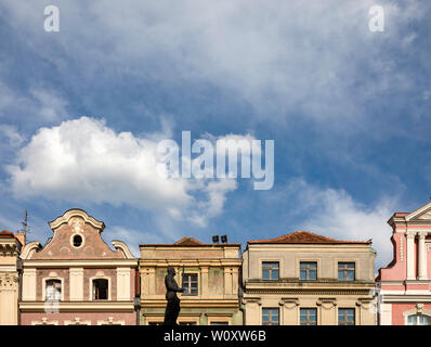 Cielo nuvoloso sopra i tetti di edifici antichi in piazza del mercato, la Città Vecchia di Poznan, Architettura vicino allo storico municipio. Foto Stock