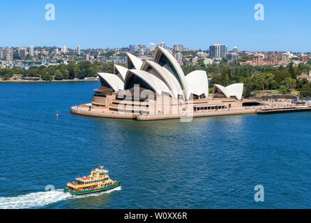 Dei traghetti del porto di fronte al Sydney Opera House di Sydney, Nuovo Galles del Sud, Australia Foto Stock