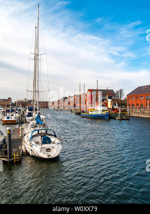 Barche e yacht e navi ormeggiate nel porto turistico di Swansea. Guardando verso il National Waterfront Museum. Swansea, Wales, Regno Unito. Foto Stock