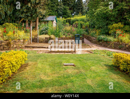 Bella Linda Vista Gardens in fiore ad Abergavenny. Foto Stock