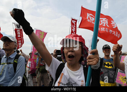 Tokyo, Giappone. Il 28 giugno, 2019. Una signora gara il suo pugno durante una manifestazione di protesta nei pressi del Porto di Osaka Dimond Point.lo stesso giorno la polizia e un elevato livello di sicurezza potrebbe essere visto di Osaka in Giappone durante la visita dei presidenti, primi ministri e altri alti dirigenti provenienti da tutto il mondo, che si sono riuniti per il vertice annuale del gruppo di 20 il 28 giugno 2019. Foto di: Ramiro Agustin Vargas Tabares Credito: Ramiro Agustin Vargas Tabares/ZUMA filo/Alamy Live News Foto Stock