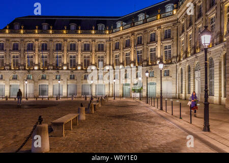 Parte dell'Ange-Jacques Gabriel progettato 1775 Place de la Bourse al tramonto lungo gli argini del fiume Garonne, Bordeaux, Francia. Foto Stock