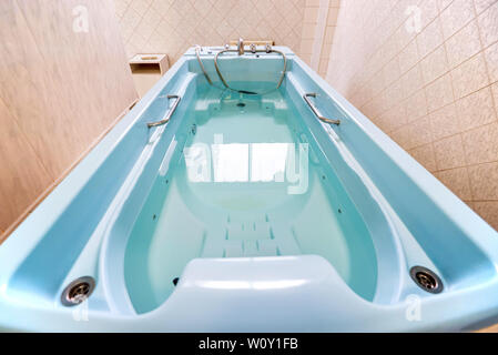 Vista di un moderno bagno Jacuzzi riempita con acqua Foto Stock