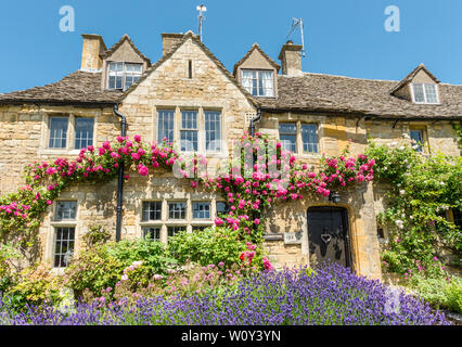 Grazioso cottage con fiori che crescono in estate, Broadway, il Costwolds, GLOUCESTERSHIRE REGNO UNITO Foto Stock