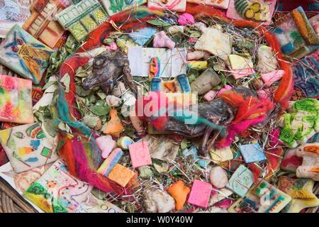 Offerte per Pachamama vicino La Hechiceria streghe Mercato di La Paz in Bolivia Foto Stock