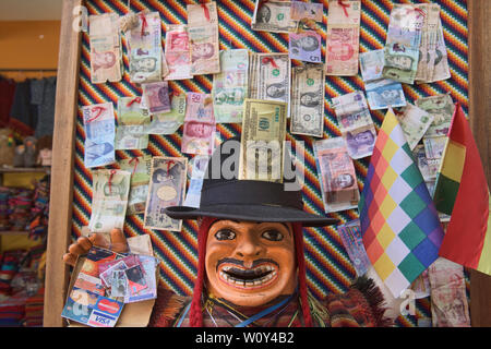 Offerte per Pachamama vicino La Hechiceria streghe Mercato di La Paz in Bolivia Foto Stock