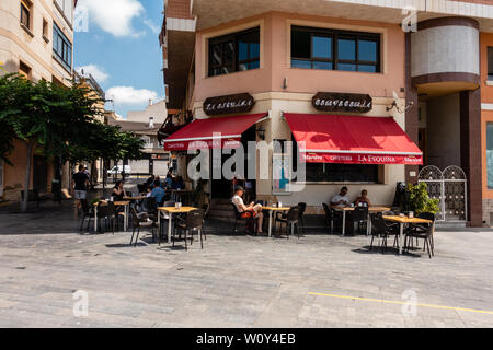 Persone bere e mangiare presso il Bar Foto Stock