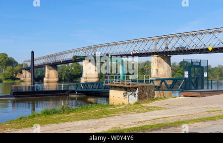 Il Gustave Eiffel progettato C19 ponte in ferro a Cadillac, oltre il Fiume Garonne, nel dipartimento Gironde, Francia. Foto Stock