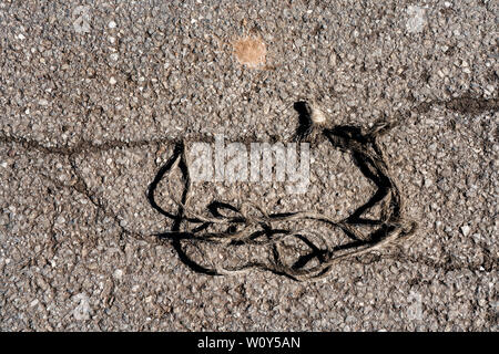 Spago su asfalto, paesaggio di fantasia Foto Stock