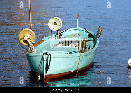 Piccolo turchese in legno barca da pesca con due verricelli per le reti da pesca ormeggiate nel porto di Portofino. Genova, liguria, Italy Foto Stock