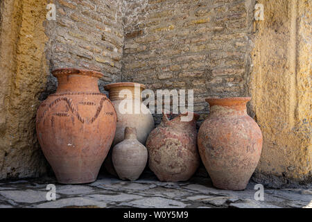 Vecchi vasi in disuso al di fuori di una moschea in Uzbekistan Foto Stock