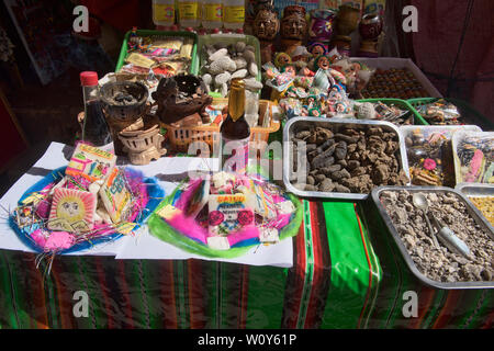 Offerte per la vendita presso il La Hechiceria streghe Mercato di La Paz in Bolivia Foto Stock