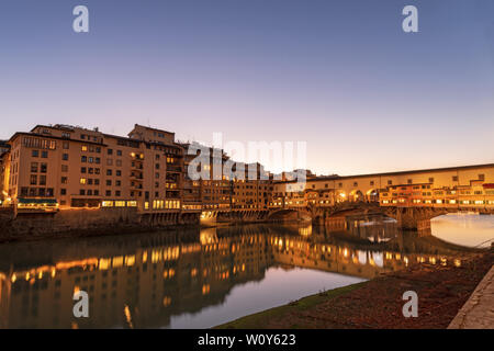 Ponte Vecchio sull'Arno al tramonto, uno dei simboli di Firenze, sito patrimonio mondiale dell'UNESCO, Toscana Italia, Europa Foto Stock