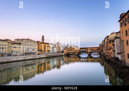 Ponte Vecchio sull'Arno al tramonto, uno dei simboli di Firenze, sito patrimonio mondiale dell'UNESCO, Toscana Italia, Europa Foto Stock