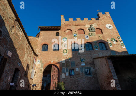 CERTALDO, Toscana, Italia, JAN 7, 2017: dettaglio del Palazzo Pretorio (Palazzo Pretorio) nell'antica e il borgo medievale di Certaldo Alto. Firenze Foto Stock