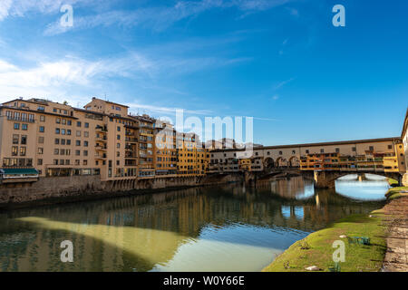 Ponte Vecchio sull'Arno, uno dei simboli di Firenze, sito patrimonio mondiale dell'UNESCO, Toscana Italia, Europa Foto Stock