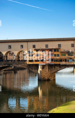 Ponte Vecchio sull'Arno, uno dei simboli di Firenze, sito patrimonio mondiale dell'UNESCO, Toscana Italia, Europa Foto Stock