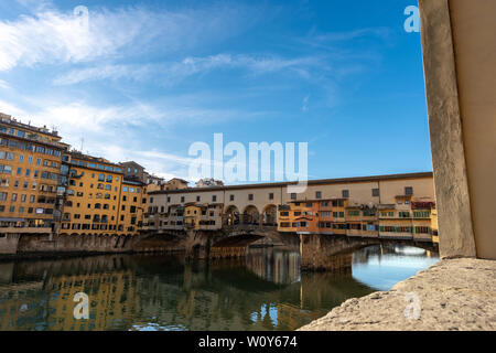 Ponte Vecchio sull'Arno, uno dei simboli di Firenze, sito patrimonio mondiale dell'UNESCO, Toscana Italia, Europa Foto Stock