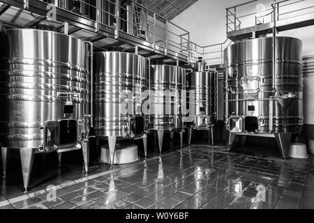 Chateau du Tertre nella regione Arsac della Gironde, Francia. Un Margaux Grand Cru Classe produttrice di vino. In acciaio inox di vasche di fermentazione. Foto Stock