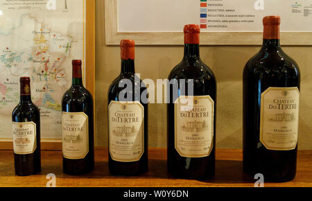 Chateau du Tertre nella regione Arsac della Gironde, Francia. Un Margaux Grand Cru Classe produttrice di vino. Un assortimento di bottiglie di dimensioni di Margaux. Foto Stock