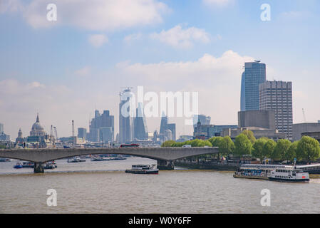 Barche sul Fiume Tamigi a Londra, Regno Unito Foto Stock