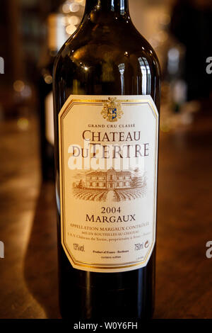 Chateau du Tertre nella regione Arsac della Gironde, Francia. Un Margaux Grand Cru Classe produttrice di vino. Una Bottiglia da 750ml 2004 Margaux. Foto Stock