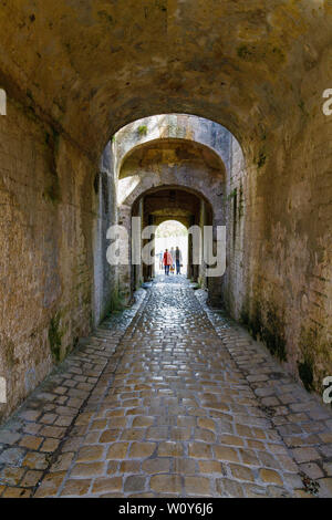 Una pietra in ciottoli passaggio attraverso le pareti della cittadella a Blaye, vicino a Bordeaux, Francia. Foto Stock